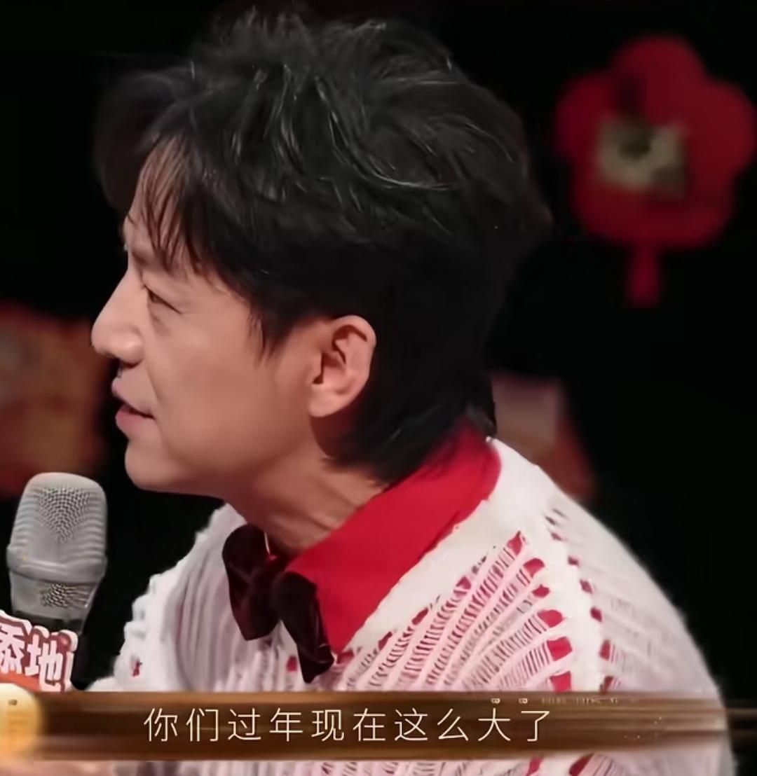 何炅问黄子弘凡现在过年还能领红包吗，黄子弘凡说不要脸就可以！
何炅：“你们过年现
