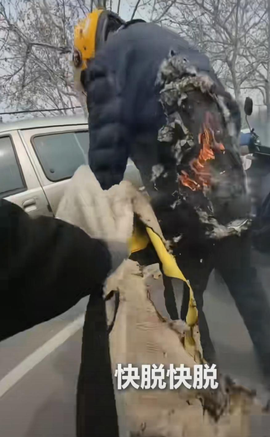 外卖小哥电动车自燃，把身上的衣服也给烧了起来。他还浑然不知，骑着电动车去送外卖。