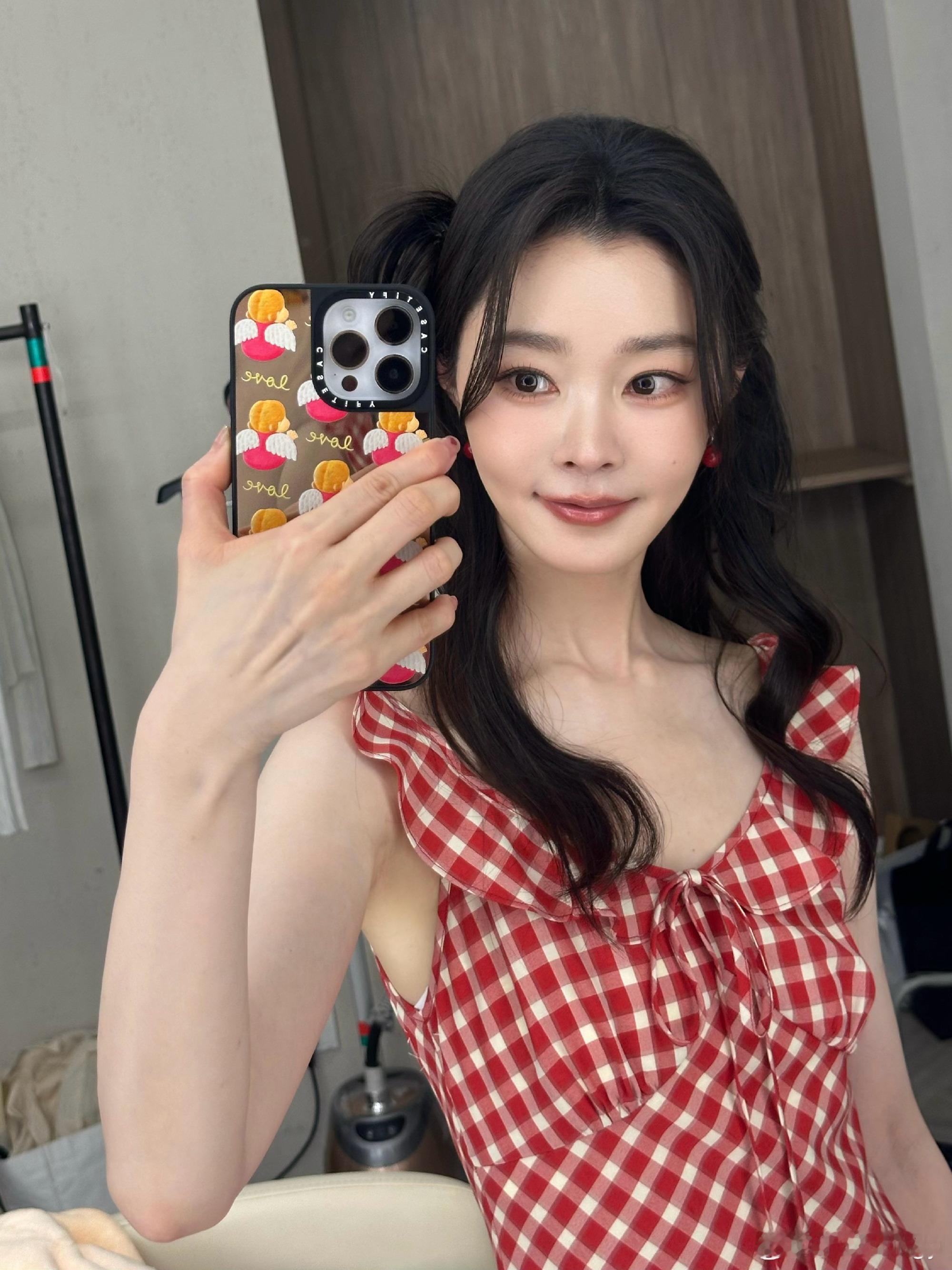 宋轶红裙对镜拍这状态，这美貌，太美了 