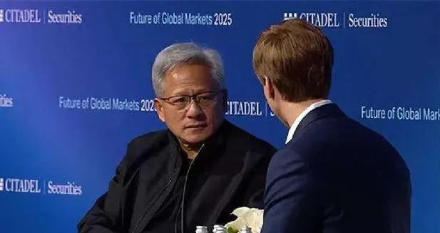 好家伙！英伟达CEO黄仁勋近日亲口承认，他们在中国的市场份额如坐跳楼机般急剧下滑