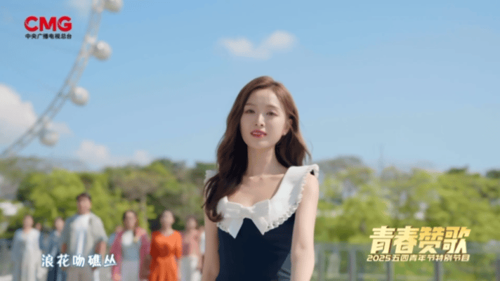 吴宣仪和大学生合唱无悔当下吴宣仪深圳快闪唱粤语歌 央视五四晚会里和大学生共同演唱
