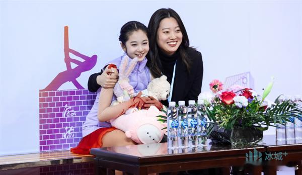 我❤️尔滨  亚冬会  《花滑教练赵子荃：用汗水浇灌小将们的金色梦想》7年前，她