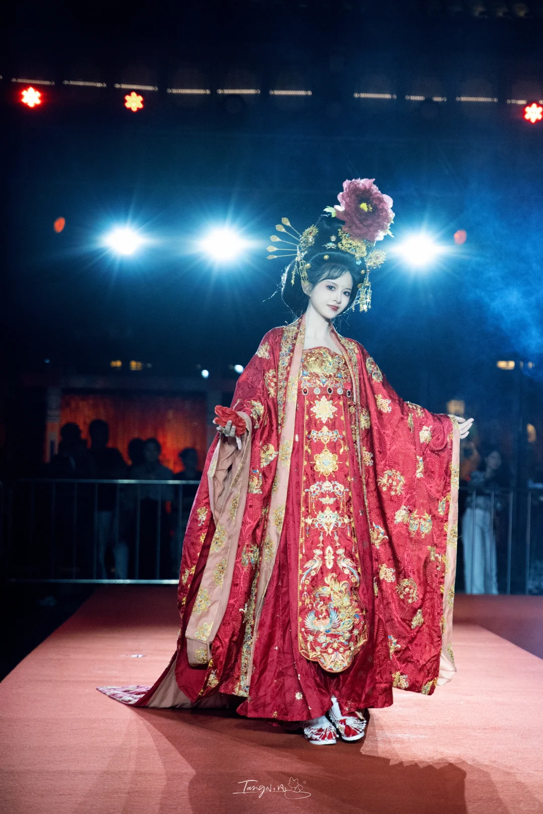 穿梭古今，城隍庙里的汉服国潮秀场！