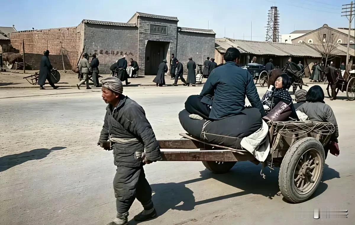 历史老照片，并非剧照！
1937年的西安城，此时鬼子还没来。
老照片里，西安老城