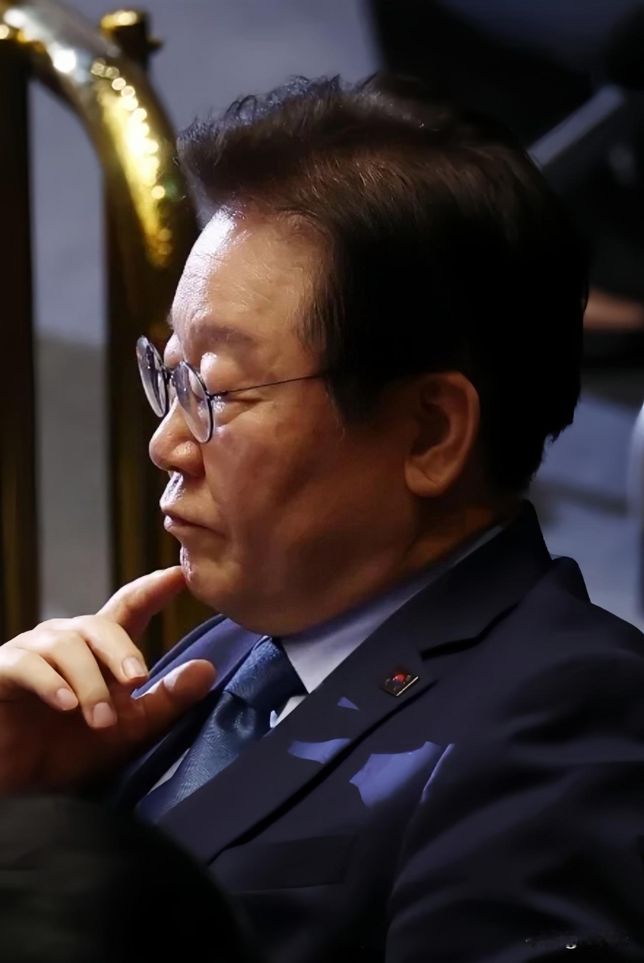 韩国货轮起火调查结果出来了，特朗普此前拍胸脯说是伊朗干的，现在韩国给予了明确答复
