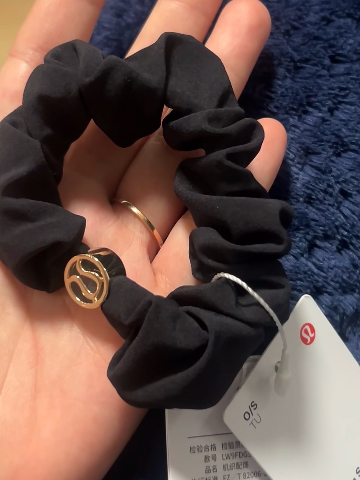 精灵黄lululemon发圈被炒到999元？？？到底为什么这个可以炒这么贵啊…说