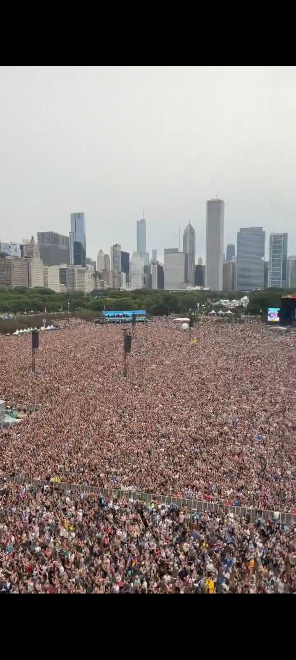 原来Lollapalooza现场是人山人海的（P1，P2）怎么暖场嘉宾idle 