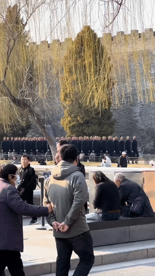 这些神秘的“黑衣人”他们是高级警卫吗？
看他们行走时迈着整齐的步伐，给人的感觉真