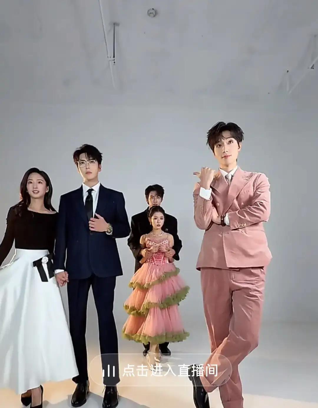 翟一莹梁思伟首搭？
 
横店狗仔拍到新剧组围读剧本，名单里翟一莹、梁思伟、卡戎并