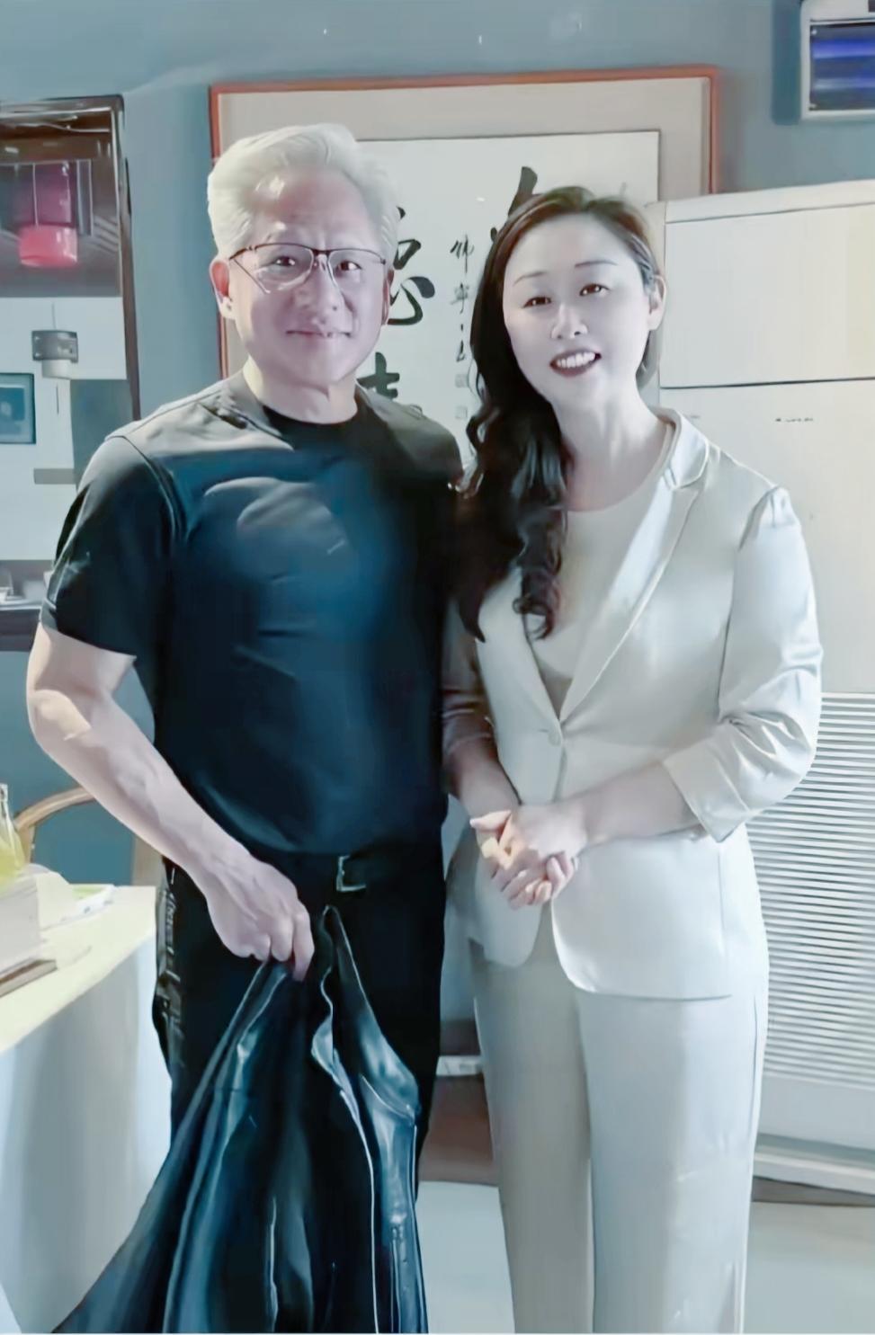 身价9000亿伪黄仁勋在北京庆云楼吃饭，老板娘和黄老板合了个影，你说这张照片的广