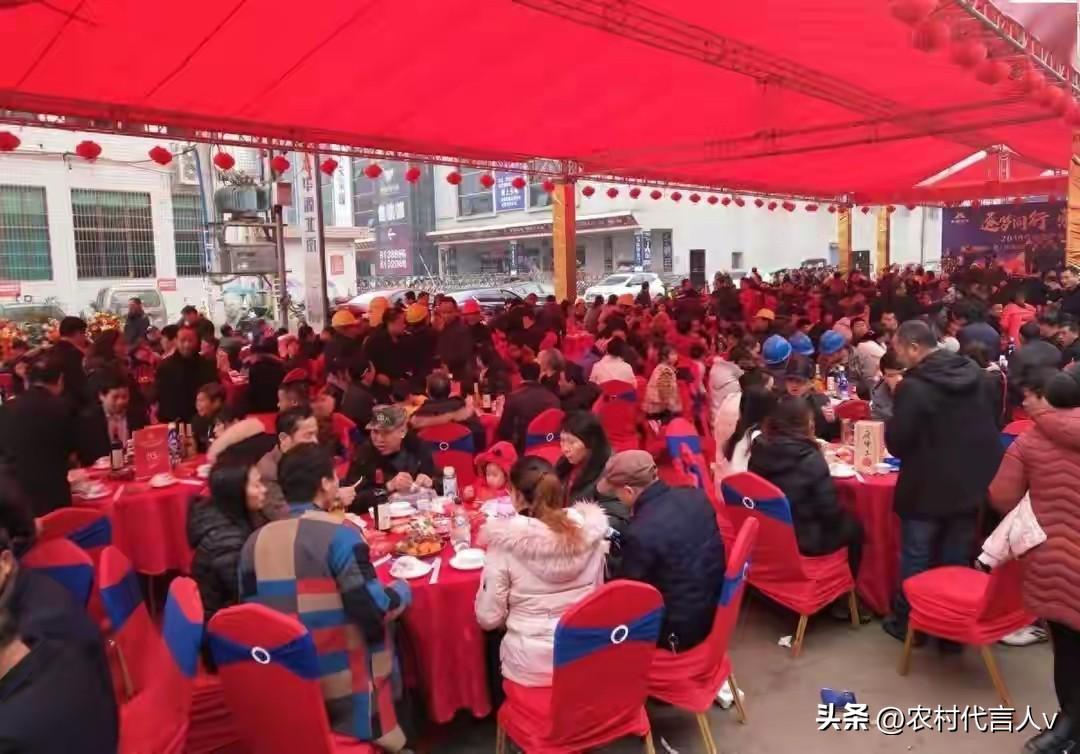 农村摆酒席，越来越多的人请“一条龙”公司操办，原来有6大好处。
 
村东头的王大