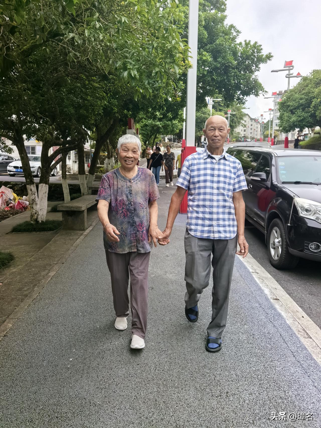 以前只见过“大手牵小手”，那是父母对孩子的庇护；也见过恋人牵手，那是爱情里的甜蜜