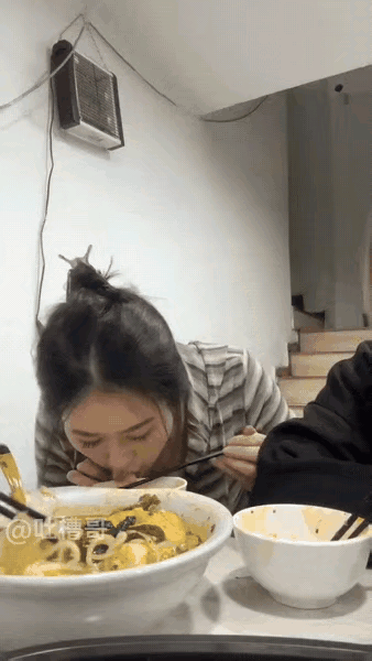 男子当着妻子的面给妻子的闺蜜夹菜，女子闺蜜的反应亮了！懂边界，知分寸，可交！[赞