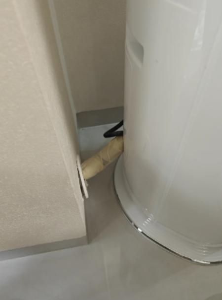 虽然现在柜机的样式多数都是圆柱形，
相比于以前的长方体样式要看，
但后面的这个排