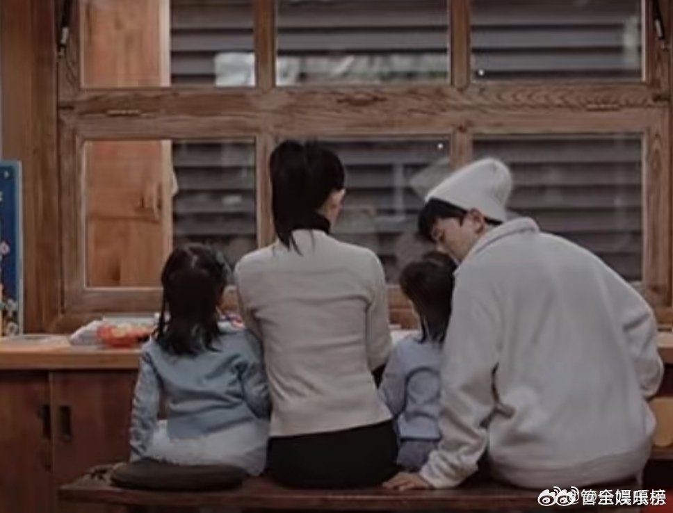 管乐祝谢娜生日快乐乘风2025 管乐在飞机上看谢娜的书被治愈，突然觉得娜姐像个“