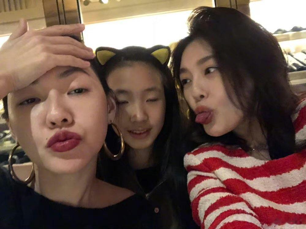 以前看综艺的时候，就听小s 总是说大s多惯孩子，对她三个女儿怎么怎么好，让她这个