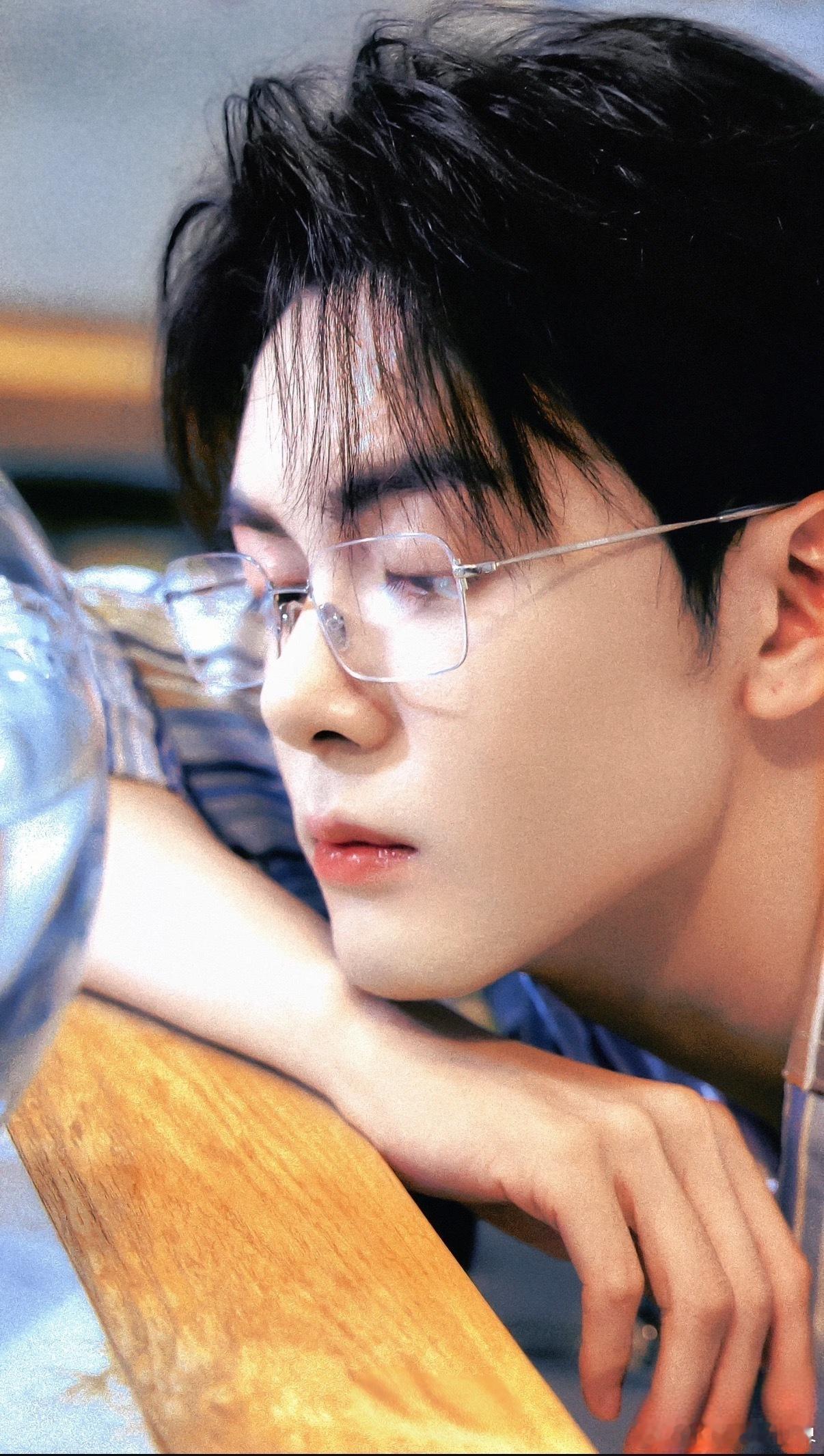 曾舜晞这个青筋大手小红唇 手背上青筋分明，每一根线条都充满着力量感，而那性感的小