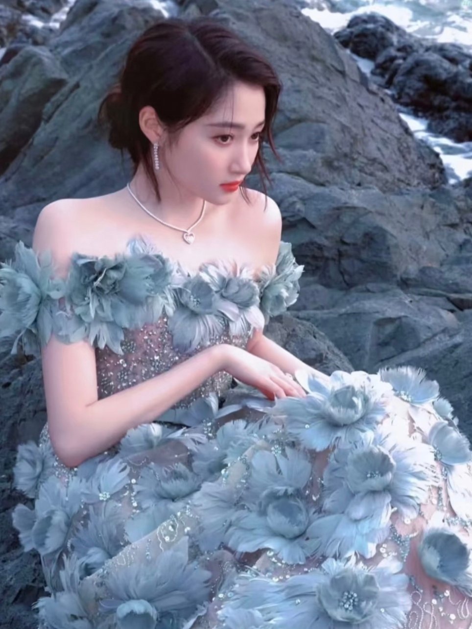 关晓彤稳稳保护李昀锐 你好星期六 321看这边关晓彤反应力拉满，水花袭来立刻挡，