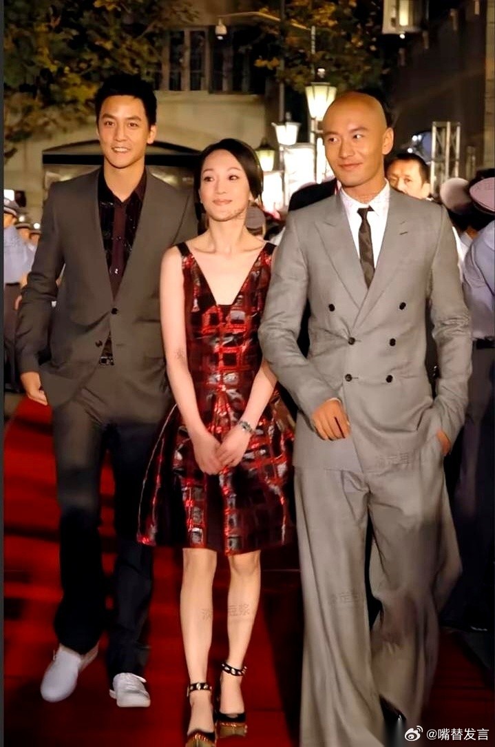 都在说黄晓明为了新角色，拼了。 但很多人不知道，开拍前，导演董越其实给他留了后路