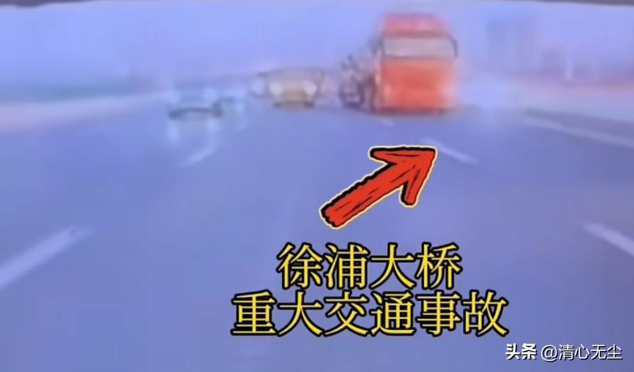 徐浦大桥这事，看视频估计小白车主要责任，怎么突然从后面窜出来了，以前教练师傅说的