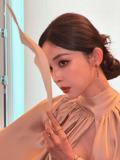 娜扎老电影女主角既视感娜扎旧画报风名伶复古礼帽+香槟缎面，娜扎一出场就是老电影女