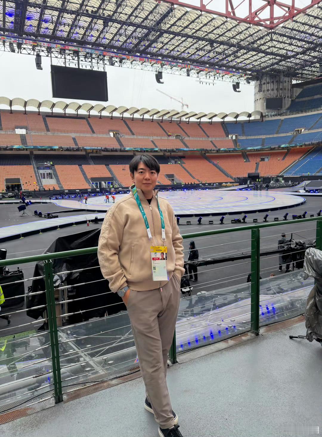 冬奥会 参加开幕式表演的郎朗，秀出冬奥会工作证。 