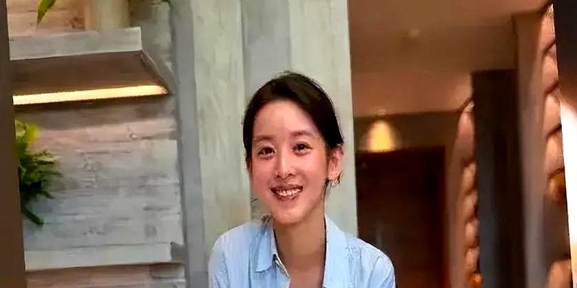 章泽天这生日，哪是庆生，简直是商业路演。

11月20日，她晒出的素颜庆生照，背