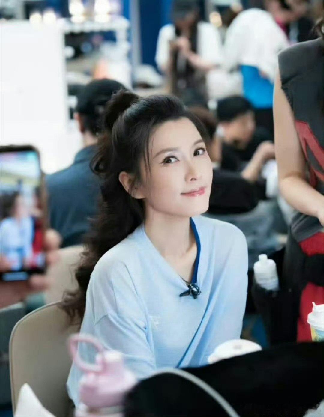 原来徐洁儿的眼镜是老花镜徐洁儿无框眼镜好性感从容自在尽显本心，一副老花镜尽显温婉