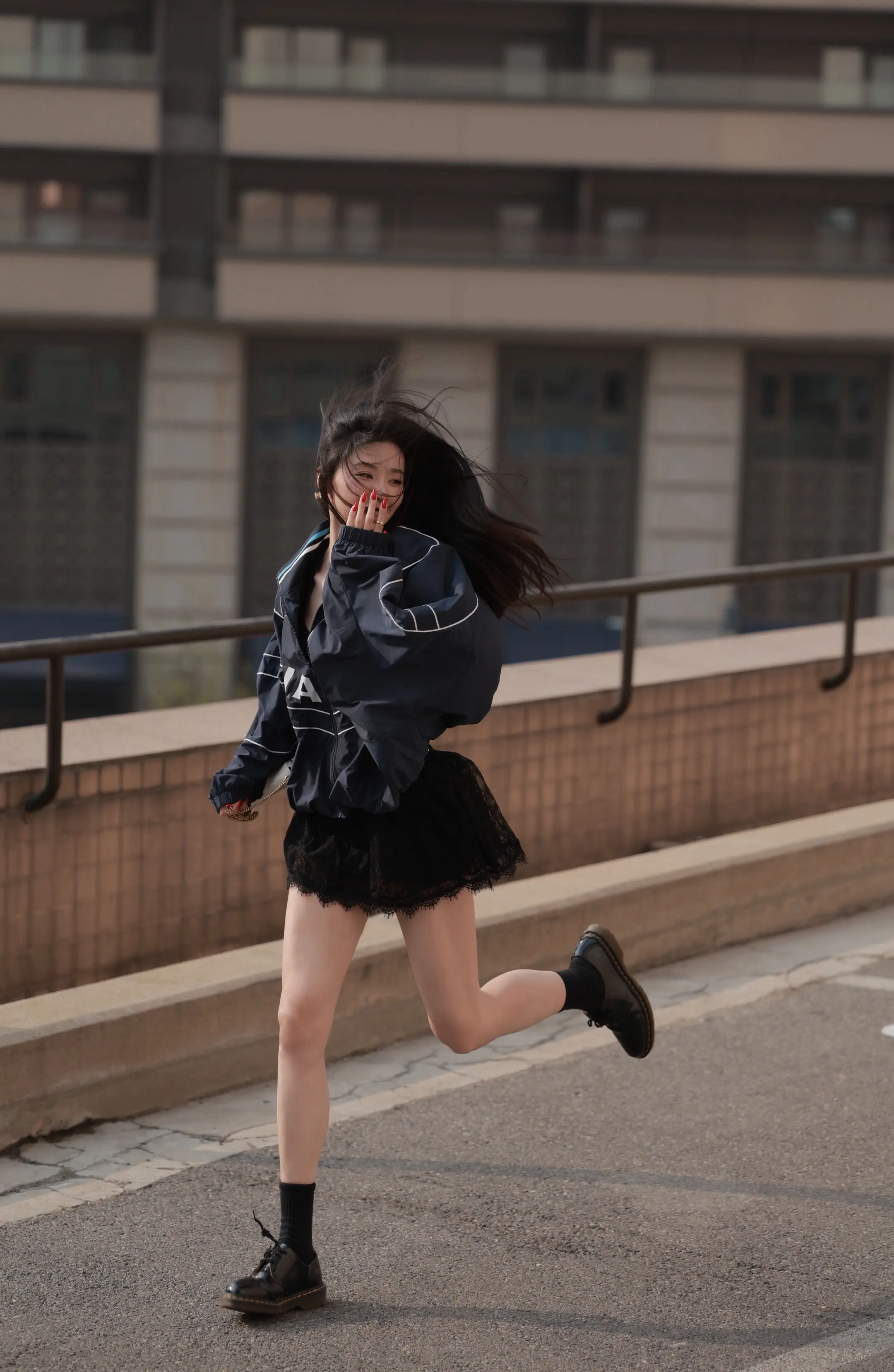 美式复古学院风💼。偶尔尝试一些特别的学院风 美式复古上衣搭配蕾丝短裙...