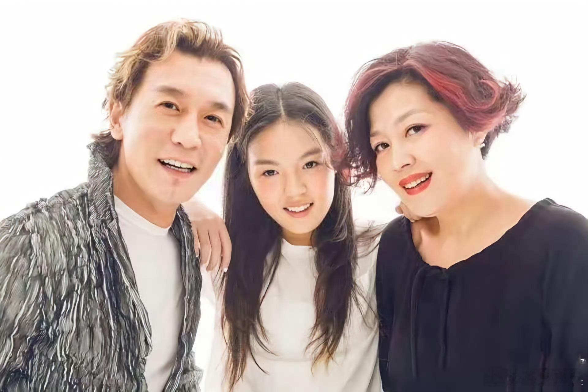 李咏女儿恋情幸福就好！李咏一转眼去世就已经有七年了，时间真快法图麦都恋爱了，从拍
