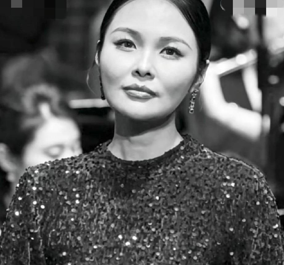 37岁，正是女人最黄金的年纪，可谁能想到，一个拿过国家级金奖的顶尖女高音，竟然就