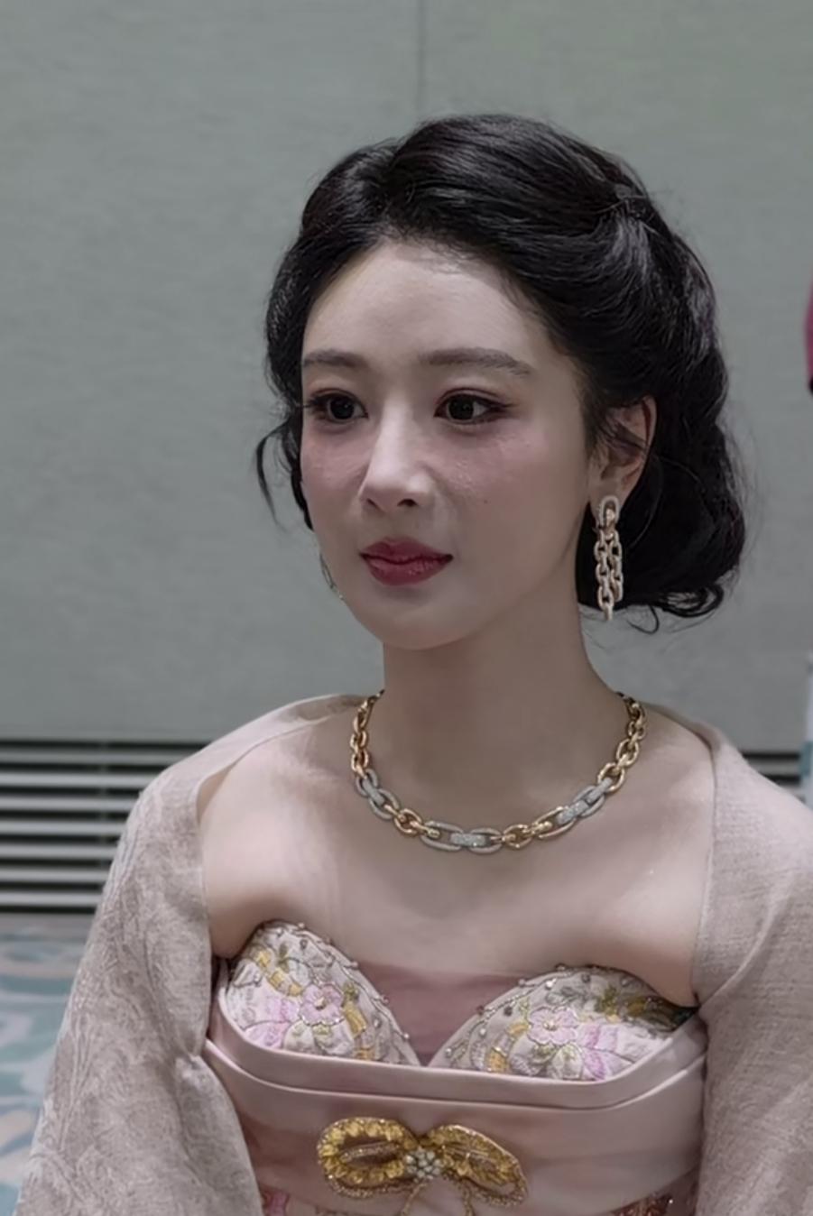 杨紫拿奖，激动的都哭了，这个奖她值得。