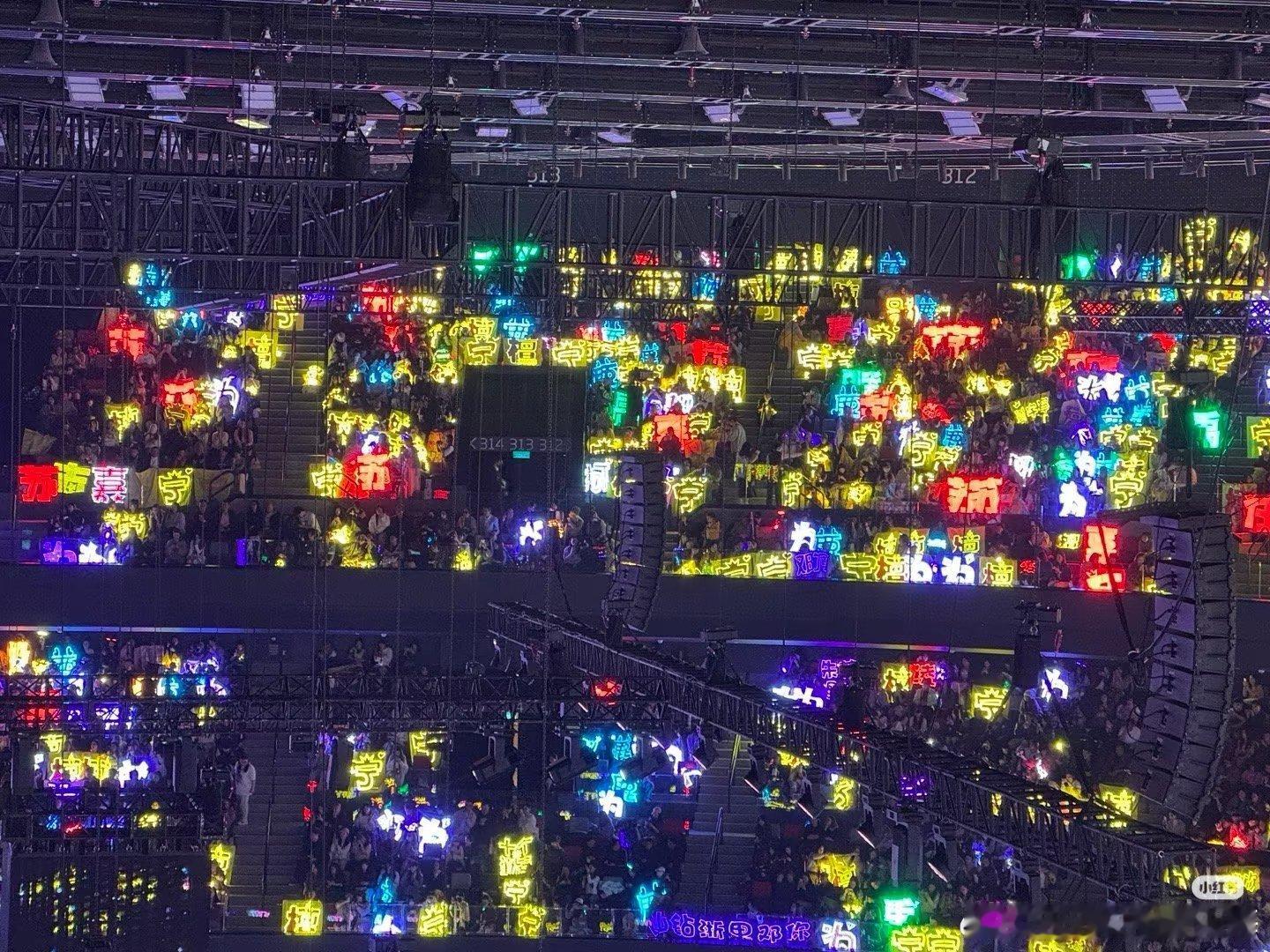 刘宇宁三平台破万男主尖叫之夜排面 