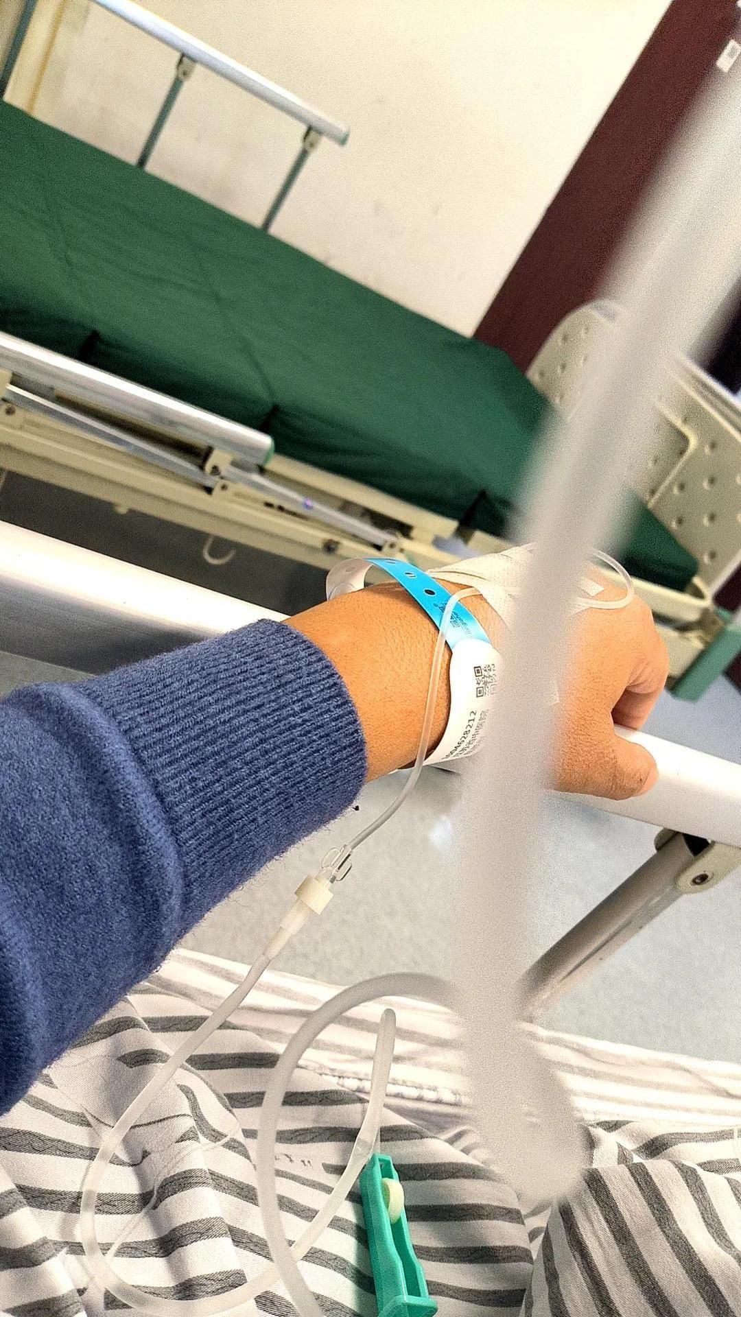 去了趟省中医，偶遇血透室。早上八点，场面堪比春运现场，六十多台机器嗡嗡作响，据说