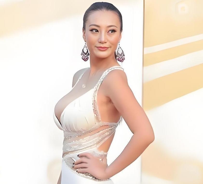 她用了十年时间，亲手“毁掉”了最值钱的东西。
不是过气，是主动撕掉“中国乳神”的