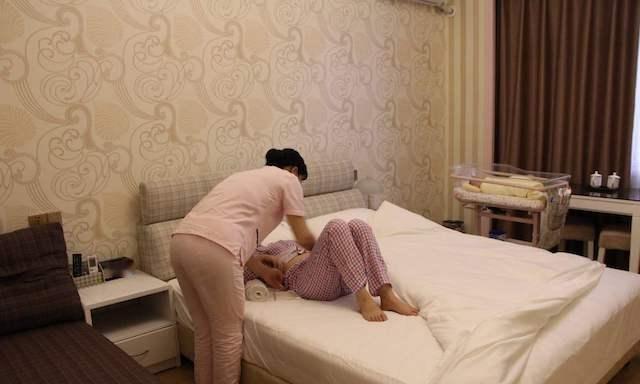 我老婆坐月子30天，躺了30天，我姐跟我妈伺候祖宗一样伺候她，她还挑三拣四的，我
