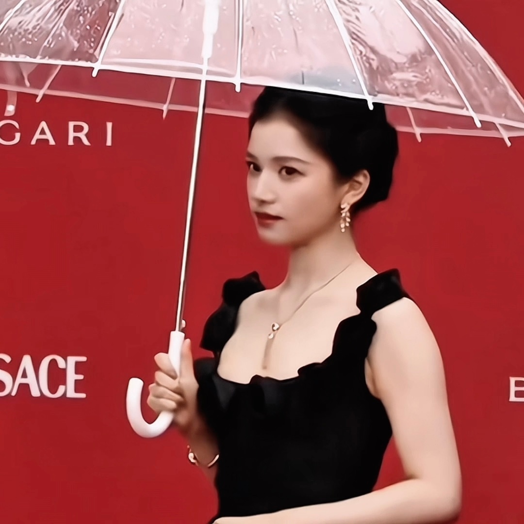 被张婧仪美到只需要一个镜头☝🏻北影节红毯北京国际电影节 ​​​