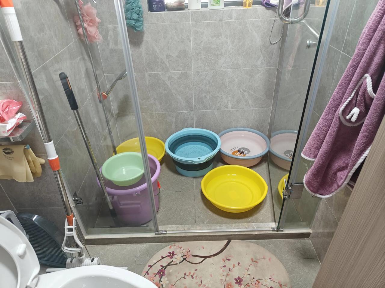 小区群里通知停水，通知上写着从26号一直停到明年元旦。好家伙，停的时间倒TM得挺