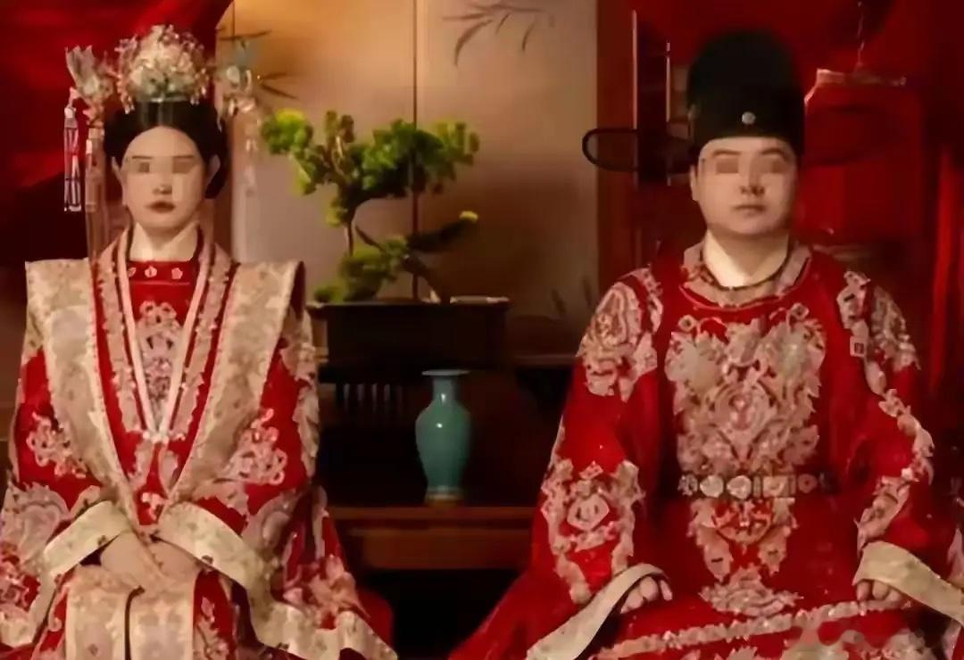 婚礼当天女老师跳楼的真相出来了，根据官媒报道，婚礼前一天女老师就发布朋友圈要取消