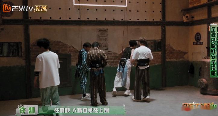 张真源张真源吊威亚动作指导许凯密室大逃脱 反差感拉满！日常充满综艺感的许凯，指导