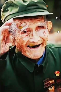 老兵陈训杨：把军功章藏起来，把初心留在生活里。

陈训杨出生于 1920 年，江