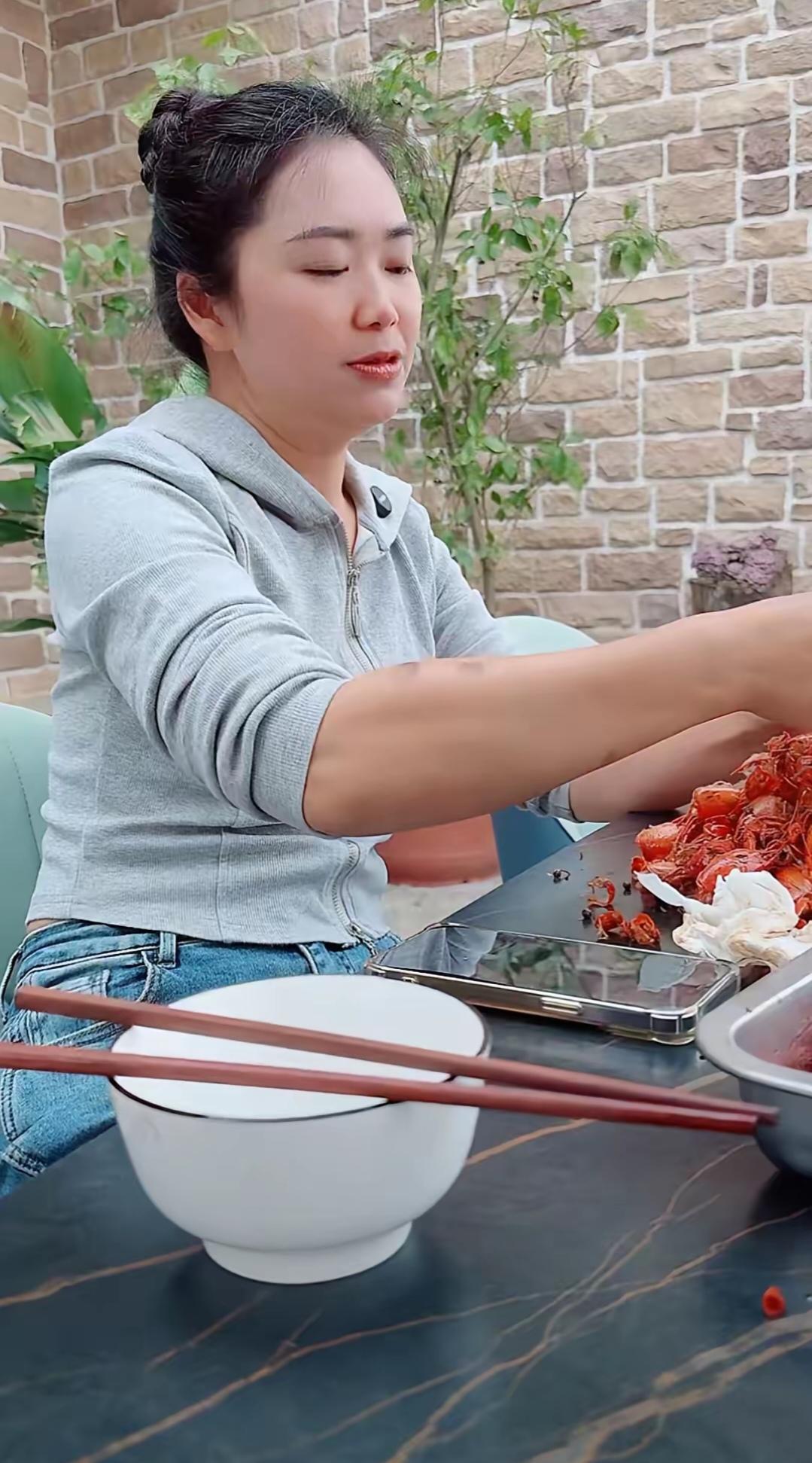 显然，小妞与小二娃这场破裂了八年的姐弟亲情，在小妞的内心深处还是有弟弟的一席之地