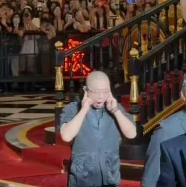 兰晓龙在肖战后面捂耳朵兰晓龙被肖战粉丝应援声大到捂耳朵兰晓龙被肖战粉丝应援声大到