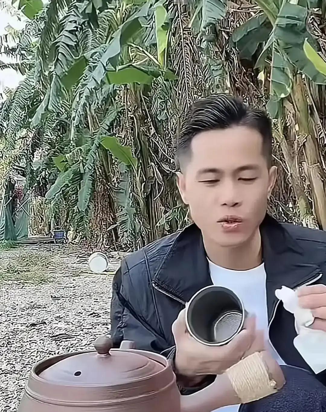 熟人借钱不还，团队直接散伙！
 
直播里四公子老头一句话炸锅：覃进展不是没钱，是