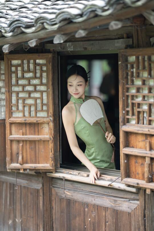 她在镜头里美得恰到好处～📸乌镇约拍