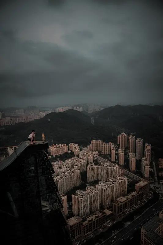 人不是听几句道理、读几本书就能大彻大悟的。当走到退无可退的绝境，追逐的名利、面子
