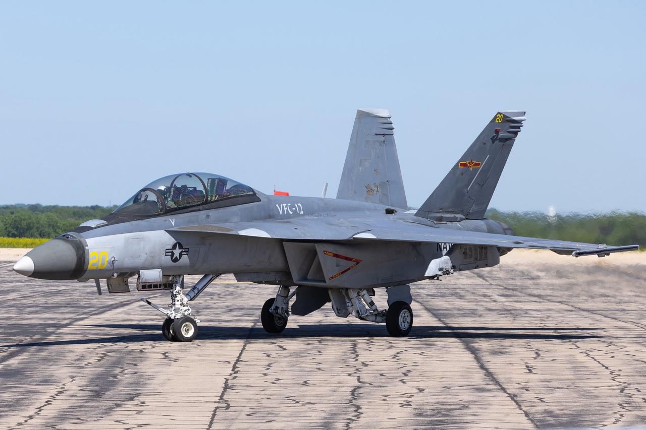 一架来自VFC-12 Fighting Omars、正从“北岛海军航空站”（Na