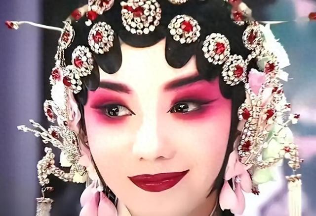 岁片场打工救母，12年配角无人识，19岁凭主角一夜成名，她凭什么？在同龄人刷短视