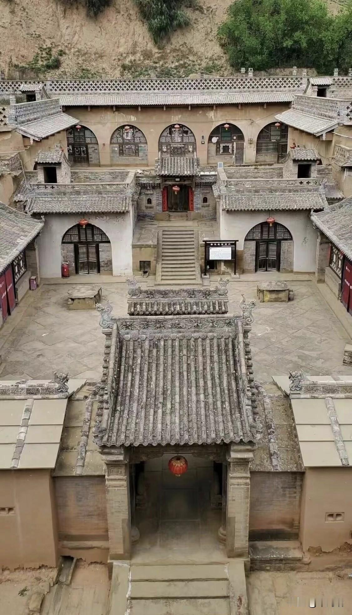 米脂姜氏庄园是清代陕北地区最具代表性的城堡式窑洞民居，其建筑融合了黄土高原窑洞与