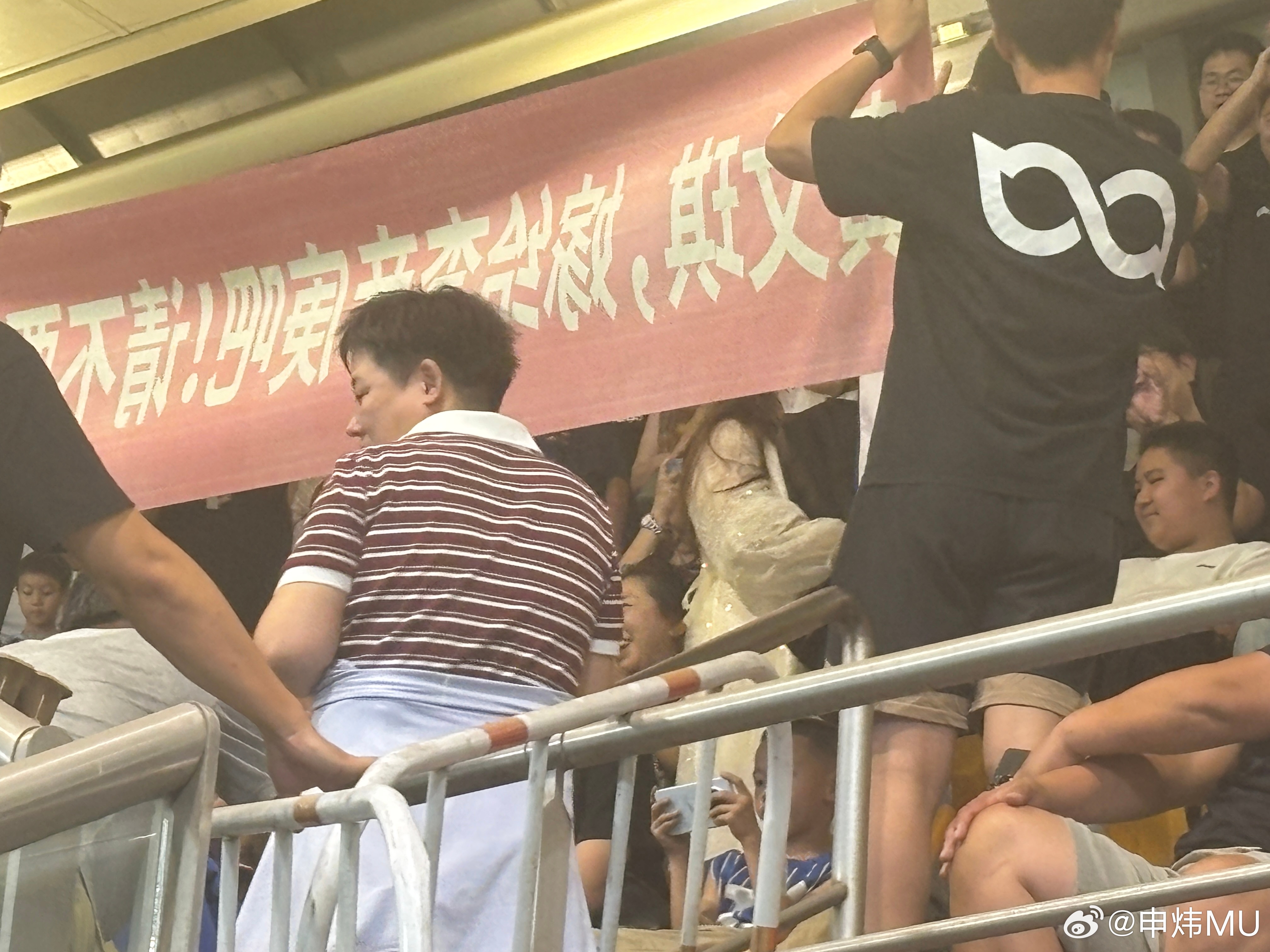 中场休息有求婚的，姑娘答应以后，小伙子一脸笑容发着喜糖，这早了点吧哈哈。祝幸福！